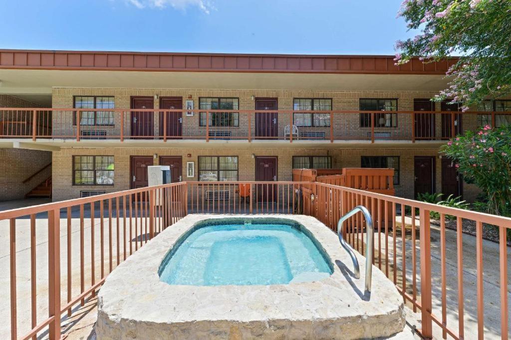 Americas Best Value Inn & Suites ויקטוריה מראה חיצוני תמונה