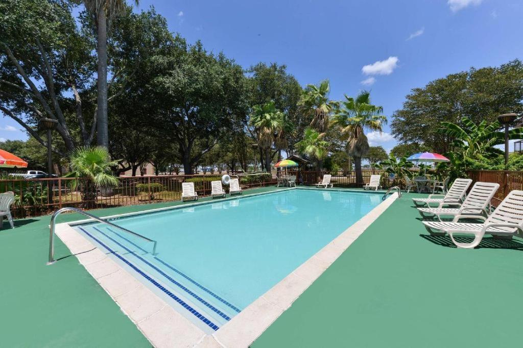 Americas Best Value Inn & Suites ויקטוריה מראה חיצוני תמונה