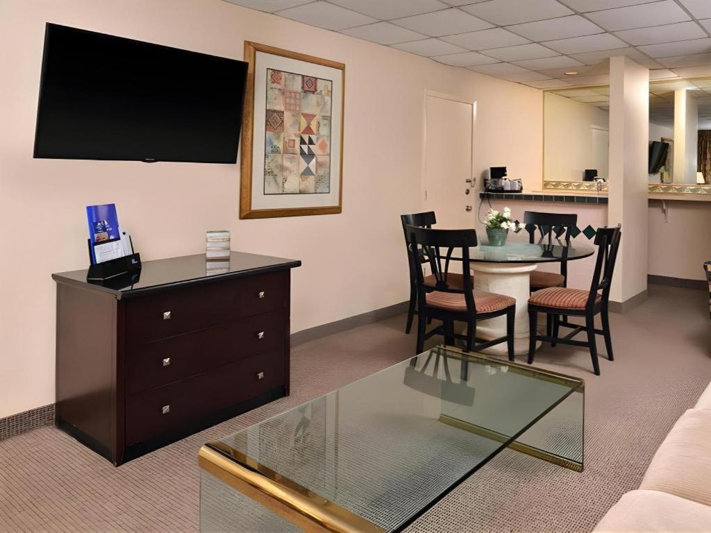 Americas Best Value Inn & Suites ויקטוריה מראה חיצוני תמונה