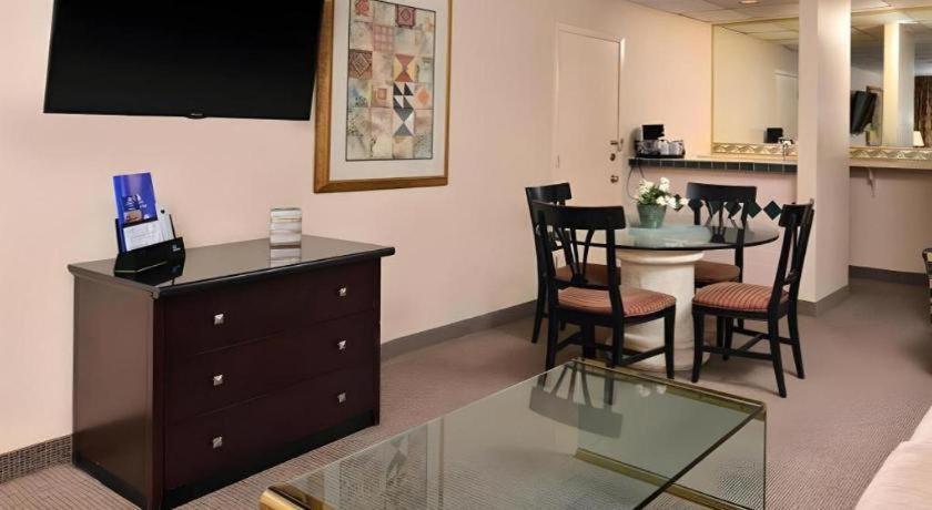 Americas Best Value Inn & Suites ויקטוריה מראה חיצוני תמונה
